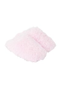 Puszyste różowe kapcie wykonane z miękkiego materiału tekstylnego, charakteryzujące się chmurkowatą teksturą oraz zaokrąglonym, dużym designem dla komfortu.