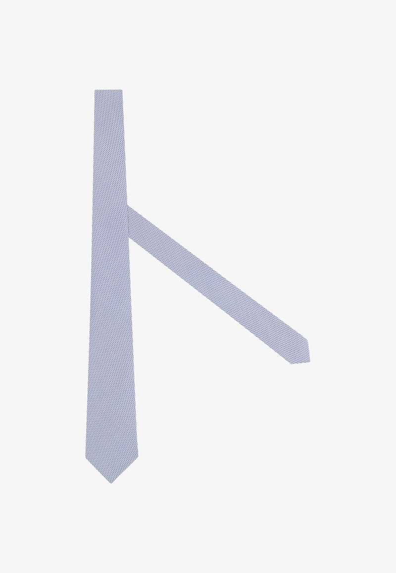 Cravate bleu clair texturée avec une extrémité étroite et une extrémité plus large et pointue, posée à plat sur un fond blanc.