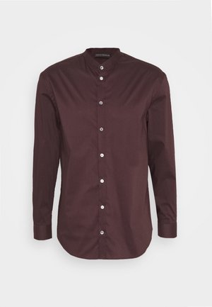 Chemise homme à manches longues boutonnée en marron foncé avec col officier, boutons blancs sur le devant et poignets boutonnés.