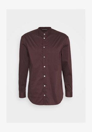 Chemise homme à manches longues boutonnée en marron foncé avec col officier, boutons blancs sur le devant et poignets boutonnés.