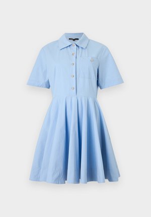 Φόρεμα ανοιχτού γαλάζιου χρώματος με κοντά μανίκια, γιακά, εμπρός με κουμπιά, τσέπη στο στήθος με κουμπί και φουσκωτή φούστα σε μονόχρωμο φόντο.
