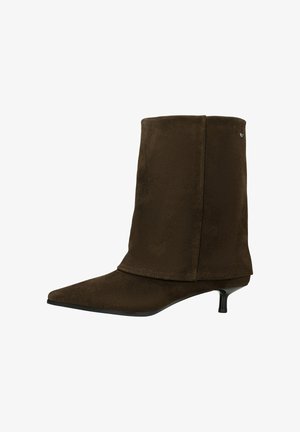 Bottines en suede marron avec un bout effilé, un talon moyen et un design replié. Présente un petit accent logo sur le côté.