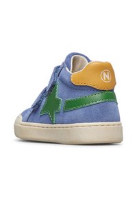 Sneaker in suede blu con una stella verde come accento, linguetta gialla sul tallone e suola in gomma bianca. Presenta dettagli cuciti e una punta testurizzata.