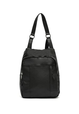 Mochila de cuero negro con correas ajustables, acabado texturizado, bolsillo frontal con cremallera y dos bolsillos laterales para mayor almacenamiento.