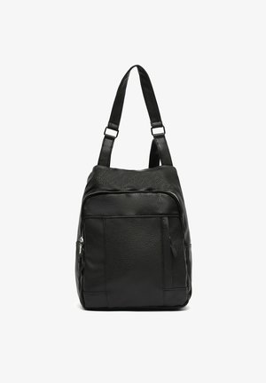 Mochila de cuero negro con correas ajustables, acabado texturizado, bolsillo frontal con cremallera y dos bolsillos laterales para mayor almacenamiento.