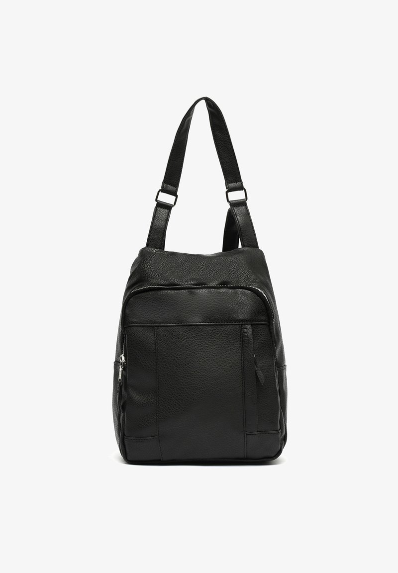 Svart läderryggsäck med justerbara remmar, texturerad yta, framficka med dragkedja och två sidofickor för extra förvaring.
