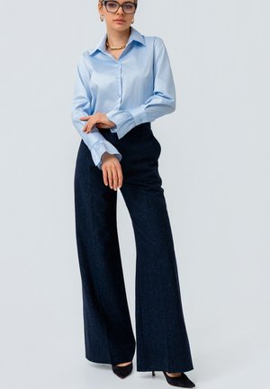 - Spodnie materiałowe