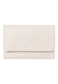 Een lichtbeige leren portemonnee met een gladde textuur en een flapsluiting. De portemonnee heeft een geperst logo aan de voorkant. Rechthoekige vorm, compact ontwerp.