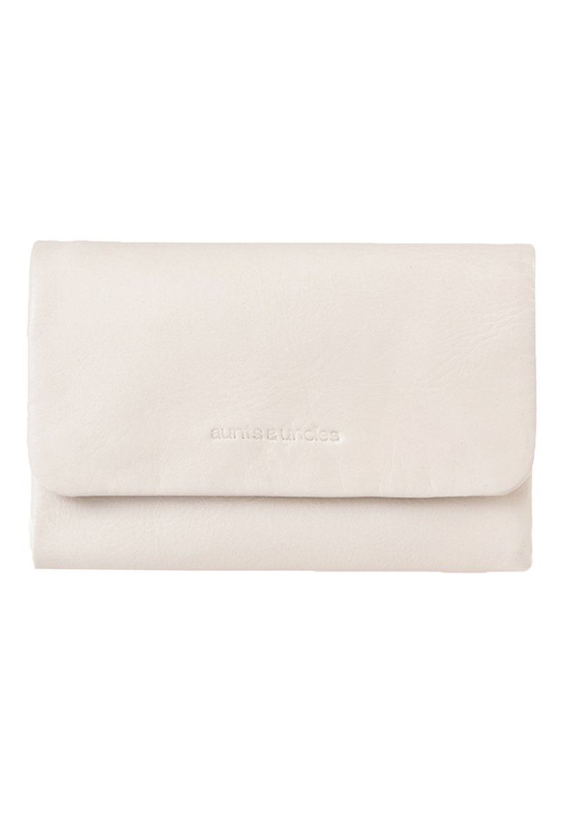 Een lichtbeige leren portemonnee met een gladde textuur en een flapsluiting. De portemonnee heeft een geperst logo aan de voorkant. Rechthoekige vorm, compact ontwerp.