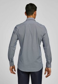 Blauw geruit overhemd met lange mouwen, een button-down kraag en knoopmanchetten. Zacht stof met subtiele textuur en een afgeronde zoom.