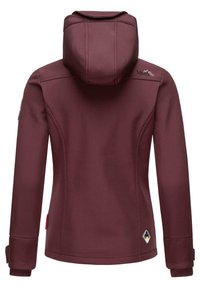 Burgundijska softshell jakna s prilagođenim dizajnom, kapuljačom i rukavima s otvorima za palčeve. Sadrži logotip na ramenu i oznaku na donjoj strani.