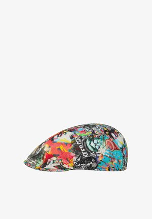 Schiebermütze mit lebendigem, mehrfarbigem Graffiti-Muster, das abstrakte Gesichter, Schriftzüge und kräftige Spritzer in Rot, Blau, Gelb und Schwarz zeigt.