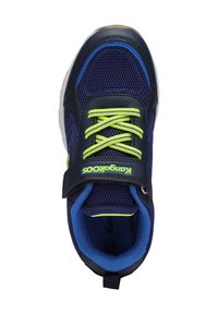 Blauer Sportschuh mit Mesh-Obermaterial, grünen Akzenten und gelben Schnürsenkeln. Verfügt über eine Gummisohle und einen verstellbaren Riemen. Geeignet für sportliche Aktivitäten.