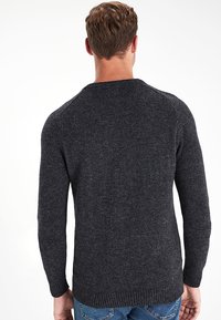 Dunkelgrauer Strickpullover mit rundem Ausschnitt, langen Raglanärmeln, gerippten Bündchen und Saum, einem weichen Griff und einer figurnahen Silhouette.