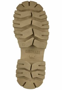 Suola di scarpe in gomma tan con scanalature profonde per una buona aderenza, modelli rettangolari e il testo in rilievo "MUSTANG" accompagnato da un logo di un cavallo.