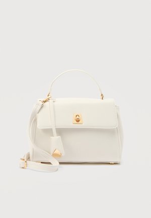 Geantă de mână din piele albă, cu mâner superior, curea de umăr reglabilă, închidere cu clapetă și detaliu de închidere de culoare aurie, pe un fundal simplu.