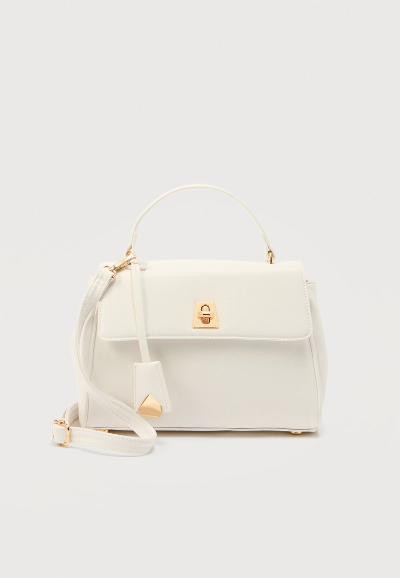 Sac à main en cuir blanc avec poignée supérieure, bandoulière réglable, fermeture à rabat et détail de serrure dorée sur un fond uni.
