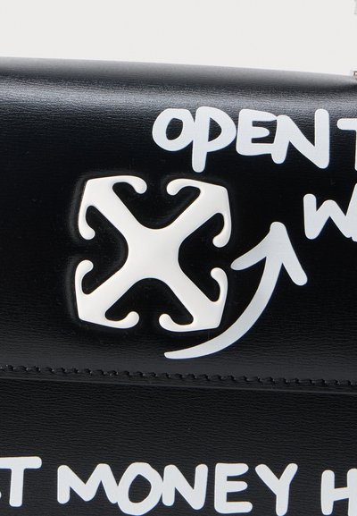 Μαύρη επιφάνεια με λευκό γραφικό ενός εργαλείου ανοίγματος σε σχήμα Χ και μερικό λευκό χειρόγραφο κείμενο με βέλος που δείχνει προς τα πάνω.