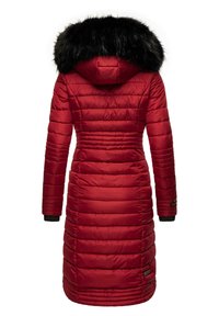 Giubbotto imbottito rosso con cappuccio in pelliccia sintetica nera, caratterizzato da un design trapuntato, maniche lunghe e polsini a costine, che offre calore e stile.