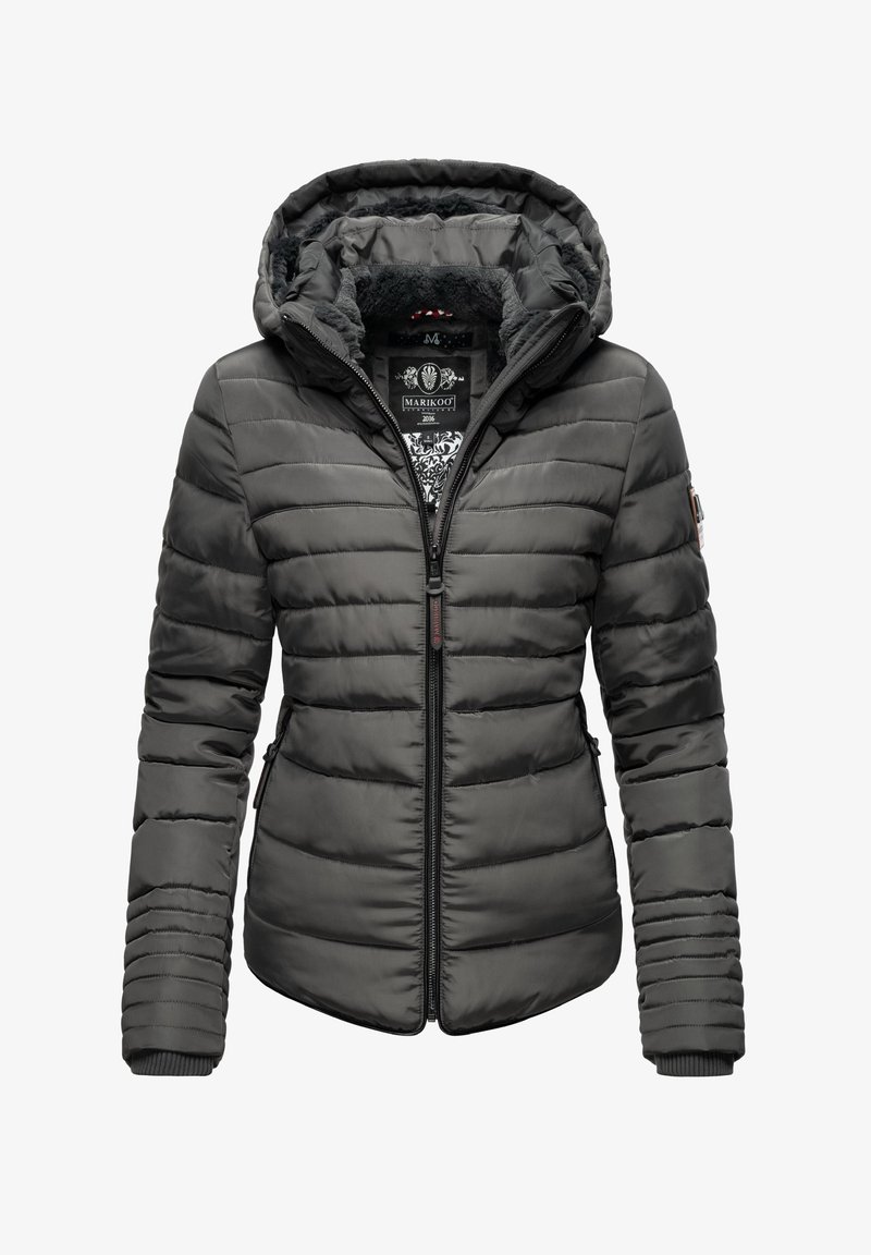 Veste matelassée noire avec fermeture éclair à l'avant, poches latérales zippées, manches matelassées et capuche doublée en molleton doux.