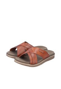 Sandales en cuir marron avec un design à lanières croisées, semelle plate et accents texturés. Elles sont dotées d'une semelle intérieure rembourrée pour un confort optimal.