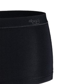 Mustat venyvät alusvaatteet, joissa on ribbikuviointi ja sileä vyötärönauha, jossa on harmaa "sloggi"-logo. Siisti ja yksinkertainen muotoilu.