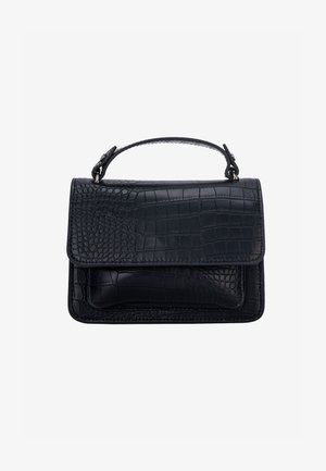 Sac à main noir avec texture crocodile, forme rectangulaire, rabat supérieur et une seule poignée courte.