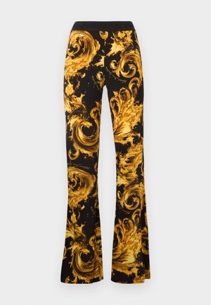 Schwarze Schlaghosen mit einem goldfarbenen Barock-Schleifenmuster und einem schwarzen Bund mit dezent geprägtster Markenkennzeichnung.