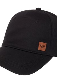 Zwarte katoenen pet met een gebogen klep, voorzien van een bruine leren logo-patch aan de voorkant; textiel met een gestructureerde stof en zichtbare stiksels.