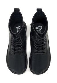 Botas de tobillo de cuero negro con textura suave, que cuentan con cordones y una cremallera lateral. La suela es plana y el interior tiene un diseño de plantilla con el logo.