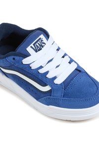 Zapatillas de ante azul con cordones blancos, una franja lateral blanca y collar acolchado. Presentan una suela de goma con detalles texturizados y orificios de ventilación.