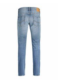 Pantalones vaqueros de denim azul claro con corte recto, que cuentan con dos bolsillos traseros con costuras decorativas y una etiqueta de cuero en la cinturilla.