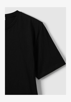 Črna bombažna majica s kratkimi rokavi in krožnim izrezom, z gladko teksturo in čistim, minimalnim dizajnom.