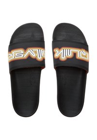 Svarta slidesandaler med en bred rem som har djärv vit och orange text. Slät gummimaterial, formad fotbädd med strukturerad detaljering.