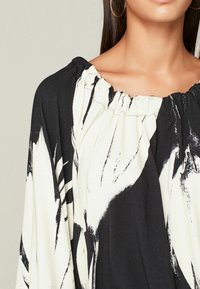 Next Blůza - black white floral print