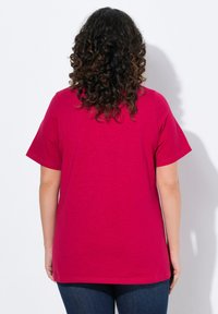 Ulla Popken EN A À COL ROND ET MANCHES COURTES MANDALA - Triko s potiskem - dark raspberry