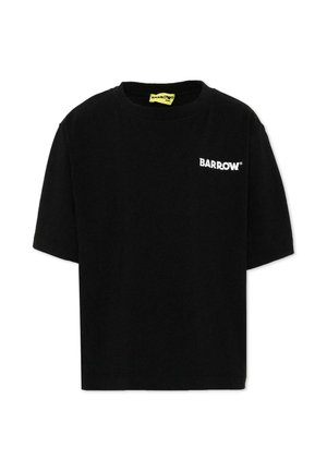 Sort t-shirt med korte ærmer med hvidt "BARROW" logo på øverste venstre bryst og en gul mærkeindeni kraven.