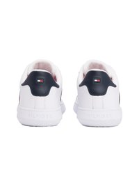 Sneakers bianchi con accenti navy e logo, caratterizzati da una texture in pelle liscia, forma arrotondata e suole in gomma. Design del tallone notevole.