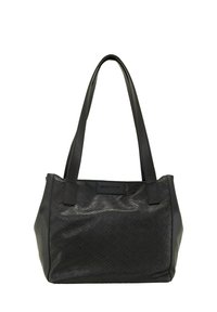 Borsa a tracolla nera con una trama intrecciata, realizzata in materiale sintetico, dotata di due lunghe maniglie e di forma rettangolare con un’etichetta del logo.
