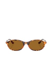 Occhiali da sole tartarugati con lenti marroni, forma ovale, caratterizzati da una montatura trasparente e dettagli metallici sulle aste; design elegante e moderno.