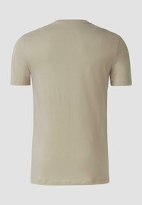 Beige korte mouw crew neck t-shirt, vanaf de achterkant getoond op een effen lichtgrijze achtergrond.