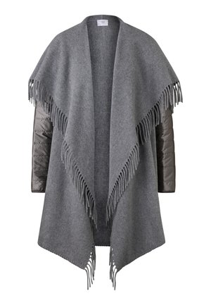 Grijze sjaal met een franjezoom en gelaagd ontwerp. Voorzien van een fleece buitenkant en gevoerde, glanzende mouwen. Open voorkant voor gemakkelijke draagbaarheid.