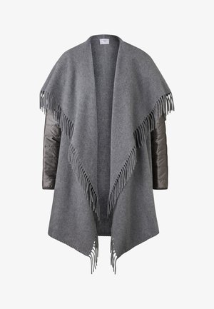 Grijze sjaal met een franjezoom en gelaagd ontwerp. Voorzien van een fleece buitenkant en gevoerde, glanzende mouwen. Open voorkant voor gemakkelijke draagbaarheid.