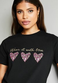 Lipsy REGULAR FIT ROUND NECK WEAR IT WITH LOVE  - Apdrukāts T-krekls - black