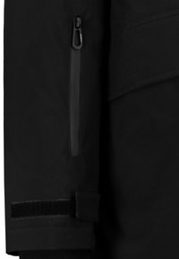 Schwarze Jacken-Sektion mit einer diagonalen Reißverschlusstasche und Klettverschluss am Bündchen. Glatte Stoffoberfläche mit verstärkten Nähten.