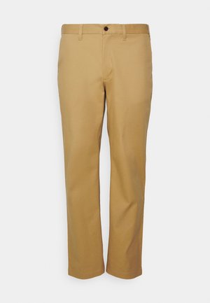 Beige katoenen broeken met een rechte pijp, knoopsluiting en riemlussen. Soepele textuur, strakke lijnen en geen zichtbare patronen.
