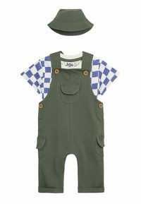 Grønne bomulds overalls med træknapper, frontlomme og sidelommer, parret med en blå og hvid ternet T-shirt og en matchende bøttehat.