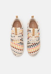 Lacesneakers med en krämfärgad kanvasovandel som har färgglada geometriska mönster i orange, gult, svart och blått. Tan-färgade accenter på tungan.