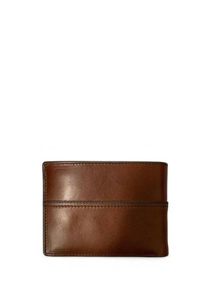 Braune Lederbrieftasche mit sichtbaren Nähten, geschlossen auf weißem Hintergrund dargestellt.