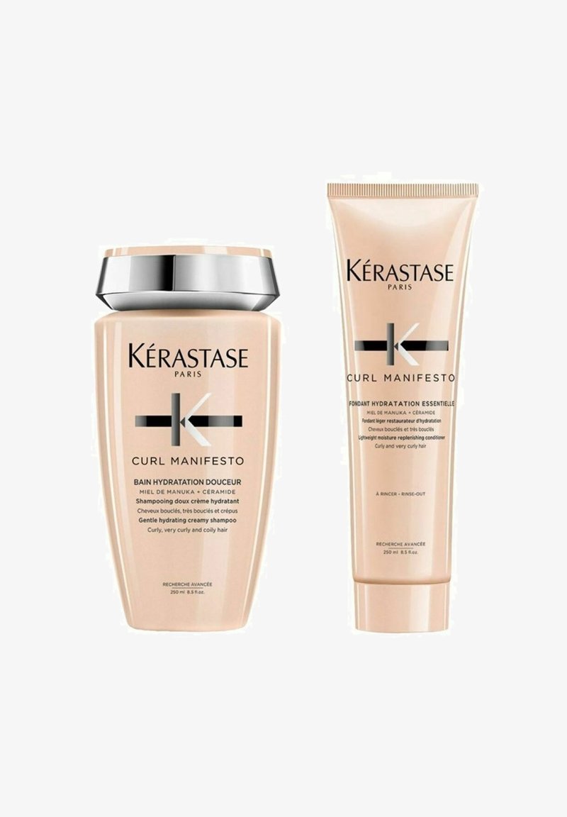 Kérastase Curl Manifesto Duo: ein cremiges Shampoo in einer runden Flasche mit Silberkappe; leichter Conditioner in einer Tube, beide in hellbeige.
